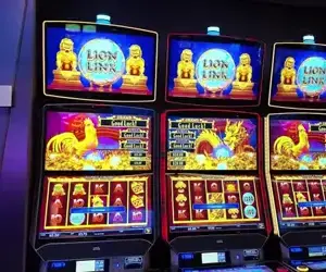 Lion Link slot title shown across the cabinet's upper screens