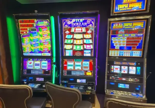 Cash Up Jackpots, Double Top Dollar cabinets in the Quantum of the Seas walkthrough.